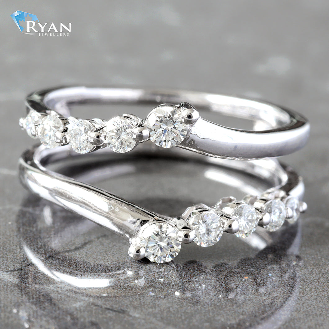 0.50CTW Graduating Round Cut Diamond High Polished Ring Jacket