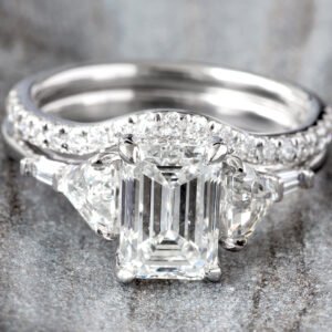3.17ctw Emerald Solitaire with Trapezoid Cut Sides Bridal Set