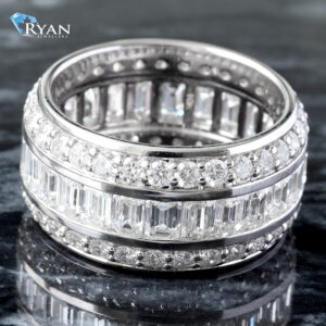 LAB RING GW 10K 8.03CTW THREE ROW ETERNITY BAND EMERALD CENTER ROUND PRONG SET CHANNEL SIDES